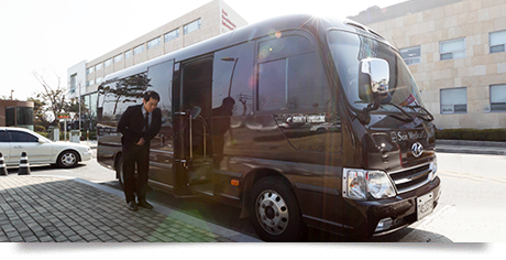 We offer airport pick-up service with limousines dedicated to our foreign patients.